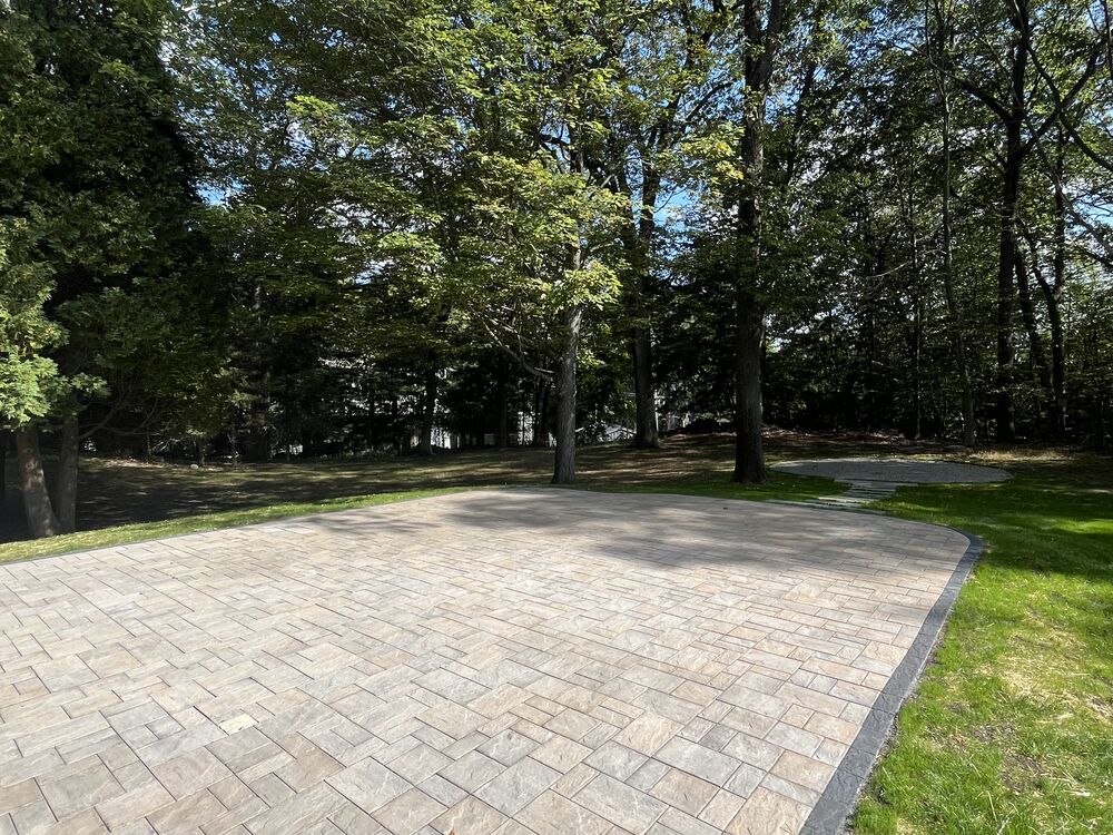 Large paver motor court driveway